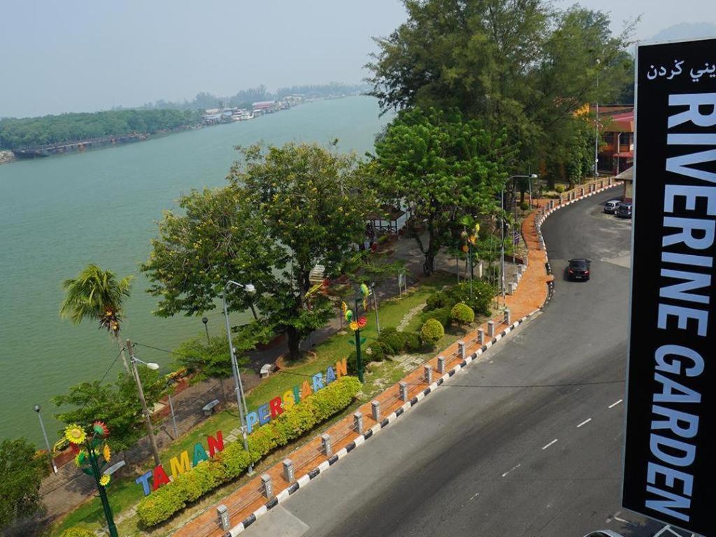 Riverine Garden Hotel Chukai Exterior photo