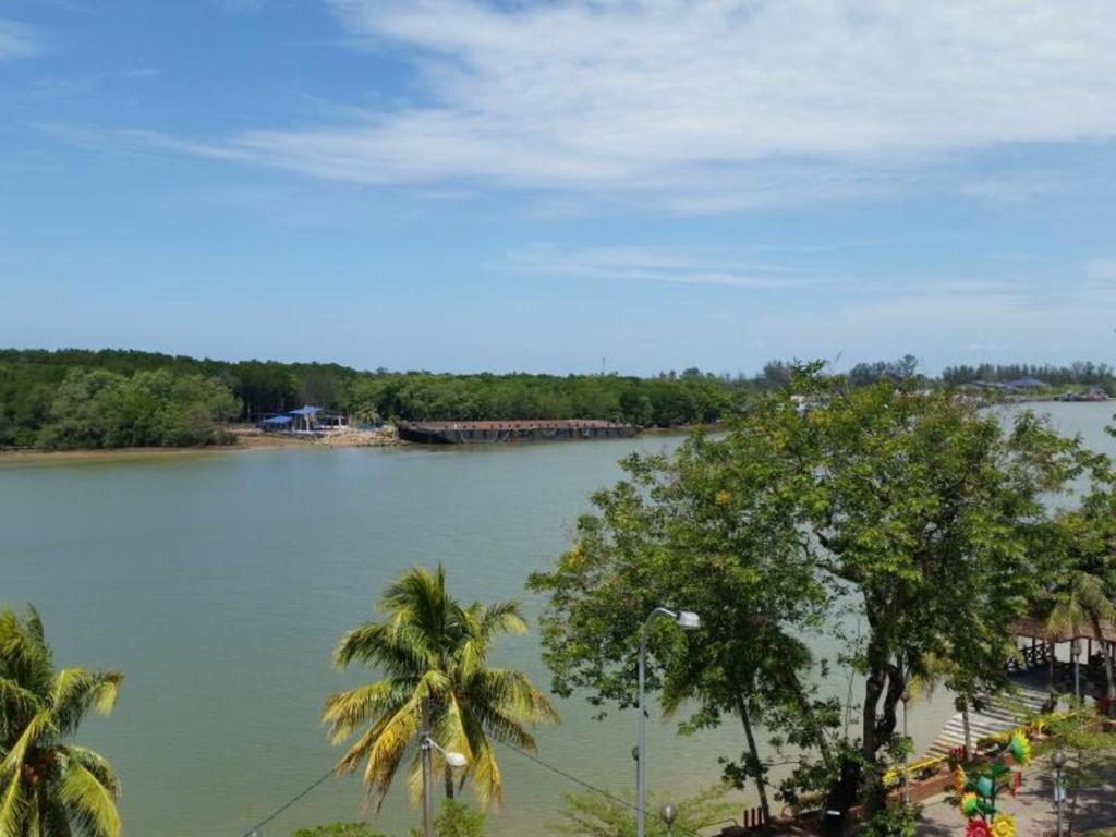 Riverine Garden Hotel Chukai Exterior photo