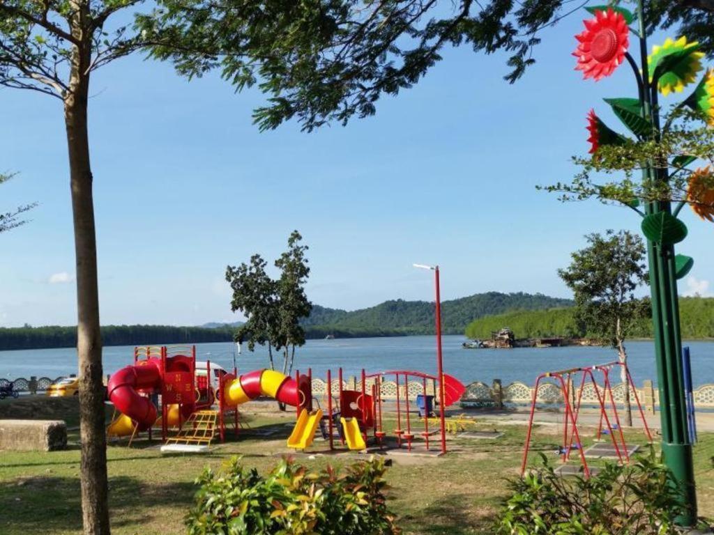 Riverine Garden Hotel Chukai Exterior photo