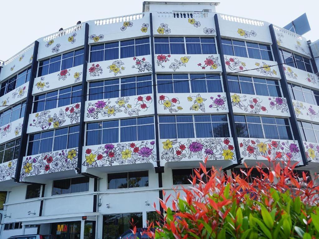 Riverine Garden Hotel Chukai Exterior photo